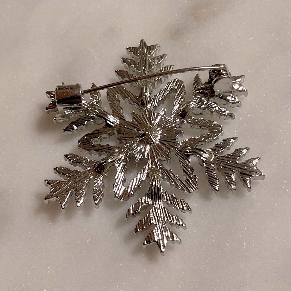 Snowflake Silver Toned Brooch Pin - Picture 4 of 4